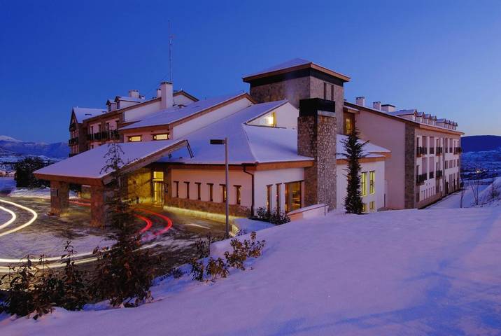 Hôtel pour 3 personnes, avec Jacuzzi et Terrasse ainsi que Jardin et Piscine à Jaca