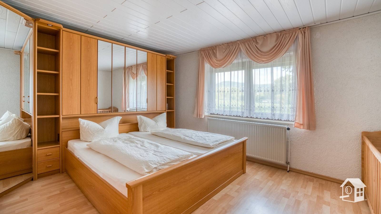 Ganze Wohnung, Ferienwohnung 'Ferienhaus Mengelberg' mit privater Terrasse, privatem Garten und Wlan in Roschbach, Südliche Weinstraße