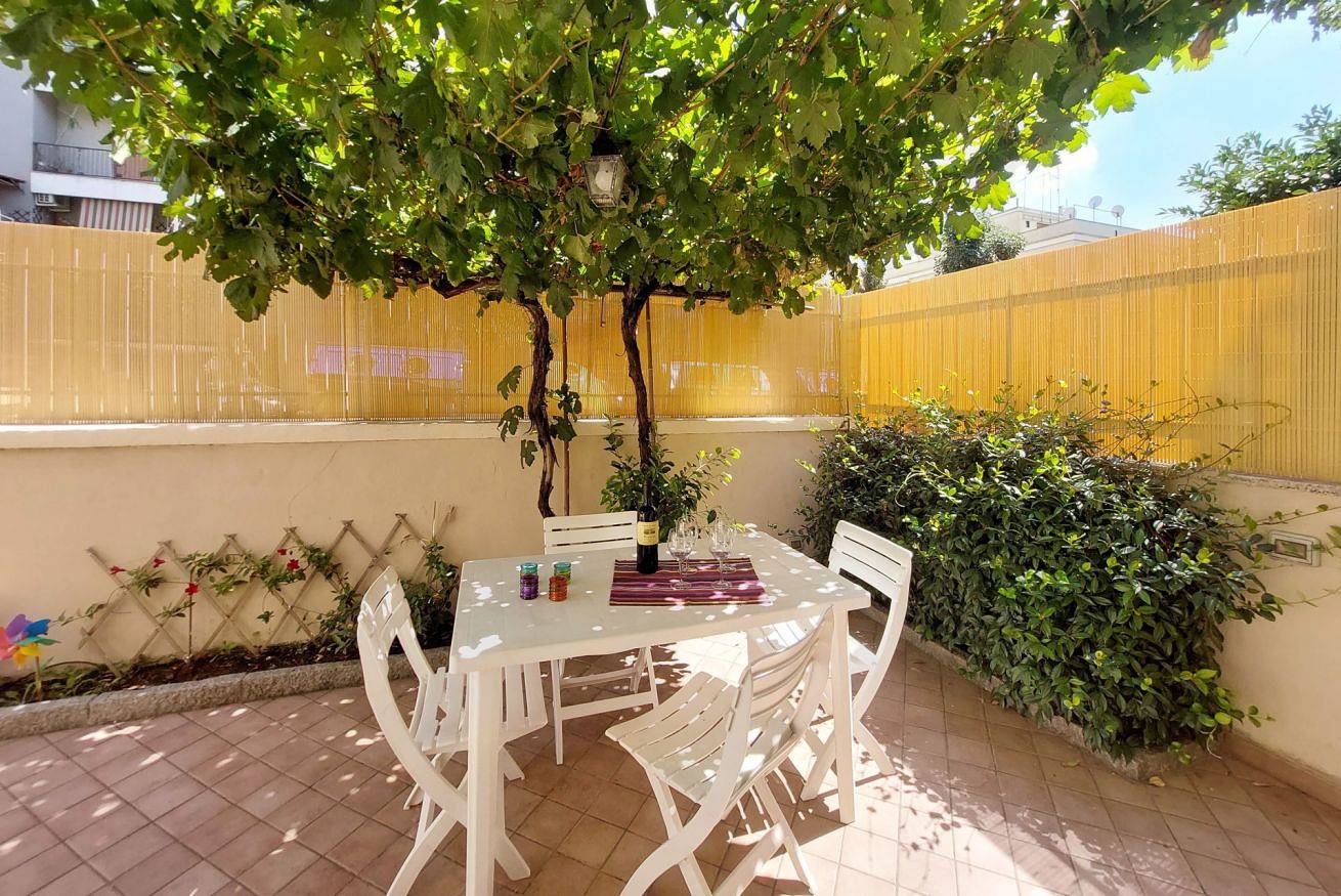 Entire apartment, Duchessa - Monteverde, apartment for 4 people with nice patio in Rome, Rome Province