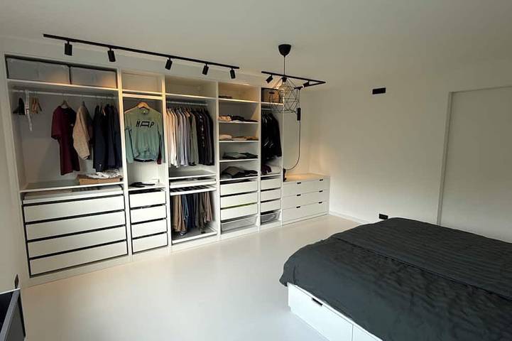 Private Bed and bathroom in house in Huldenberg, Flämisch-Brabant