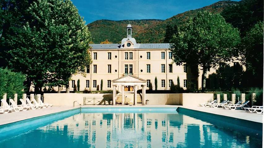 Gîte pour 3 personnes, avec jardin et piscine à Montbrun-les-Bains