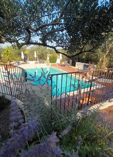 Gîte pour 2 personnes, avec terrasse ainsi que piscine et jardin à Lorgues