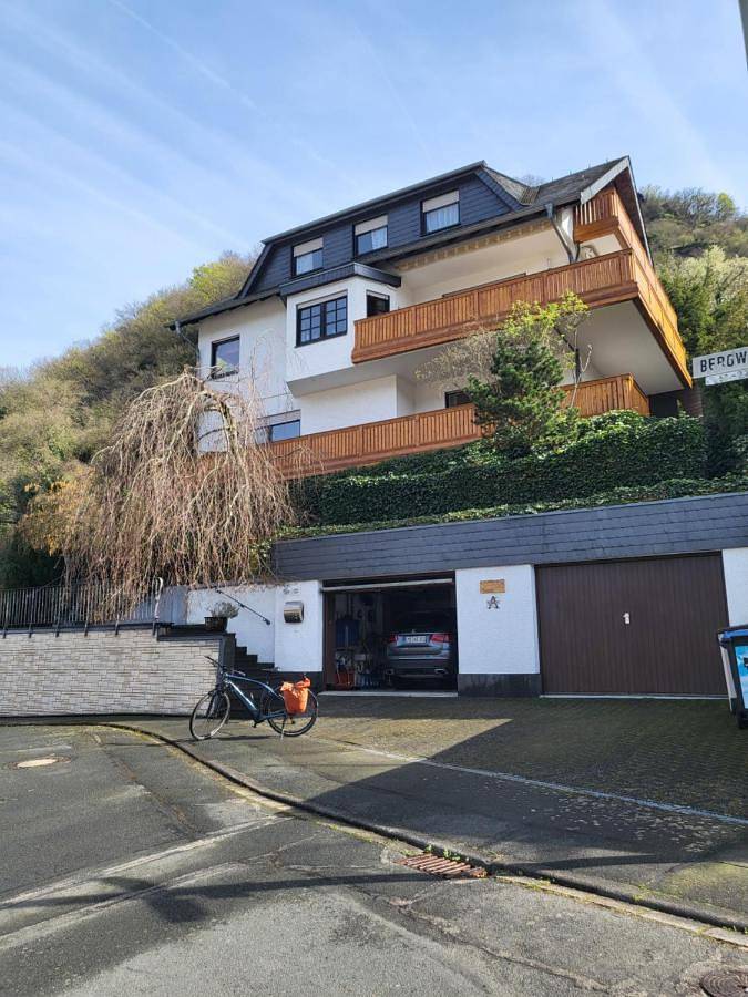 Ferienwohnung für 4 Personen, mit Balkon und Terrasse sowie Garten und Seeblick in Kestert