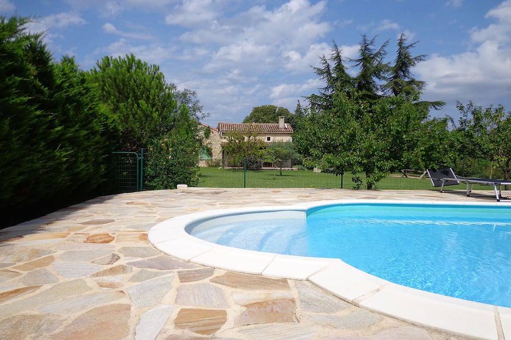 Bergerie, très calme, grand jardin pour familles in Lussan, Région de Nîmes