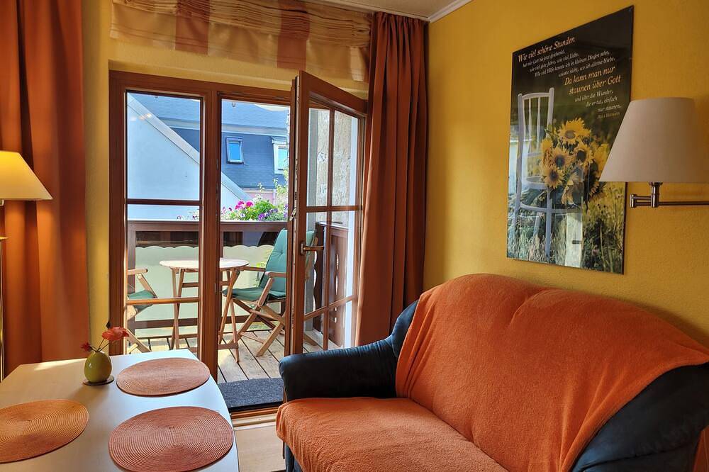 Ganze Wohnung, 1-Raum-Apartment mit Balkon im 1.Stock, kombinierter Wohn-unde Schlafraum in Marienberg, Erzgebirge