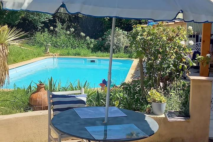 Ganze Wohnung, Studio im ersten Stock einer Villa mit Zugang zum Pool und zur Terrasse. in Bormes-les-Mimosas, Parc national Port-Cros