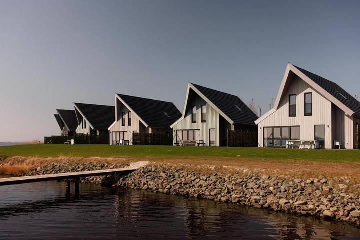 Vakantiehuis voor 6 personen, with uitzicht and uitzicht op het meer as well as zwembad and tuin in Lauwersoog