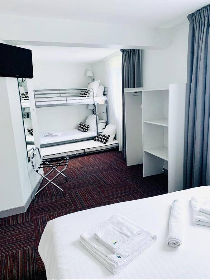 Hôtel pour 2 personnes, avec terrasse et jardin, animaux acceptés à Orcival (Puy-de-Dôme) - 2