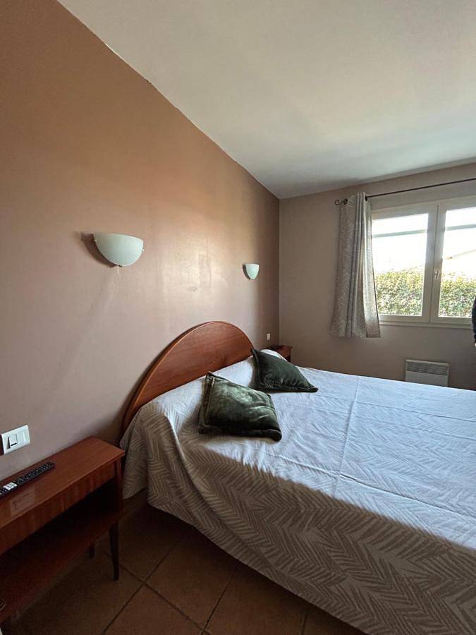 Gîte pour 2 personnes, avec jardin ainsi que piscine et vue à Montagnac - 2