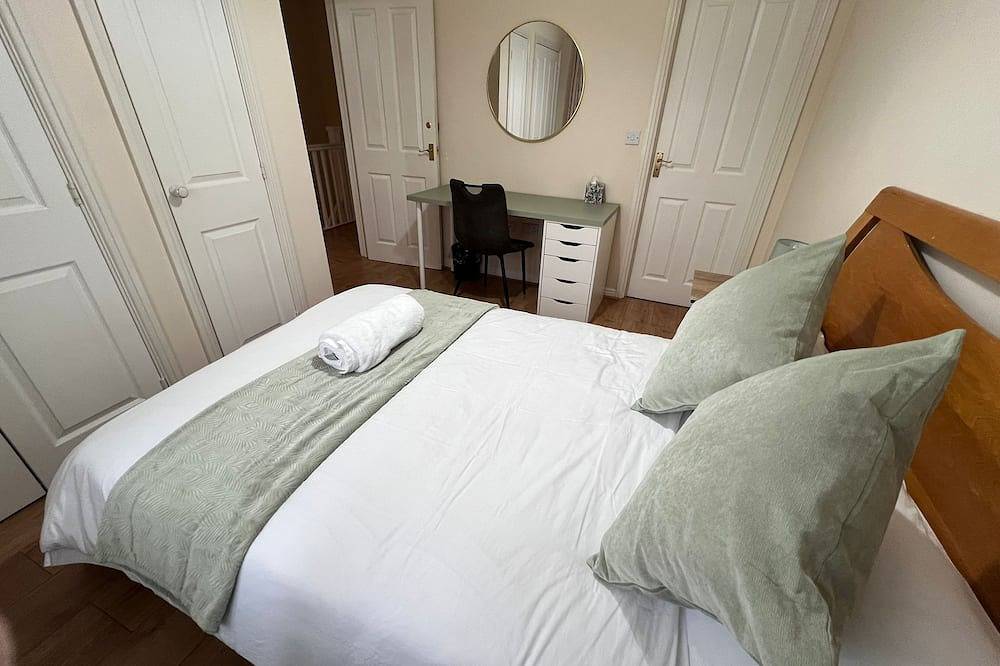 Oxford four beds family and pets friendly home with driveway parking in Oxford, Oxfordshire