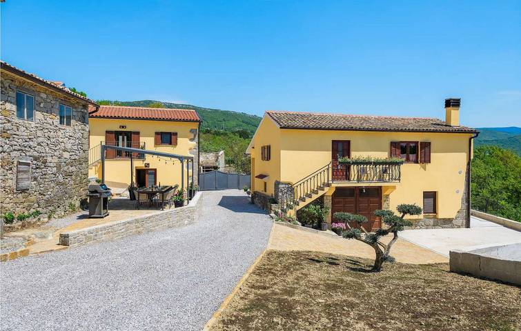 Location de vacances pour 8 personnes, avec terrasse ainsi que piscine et jacuzzi à Buzet
