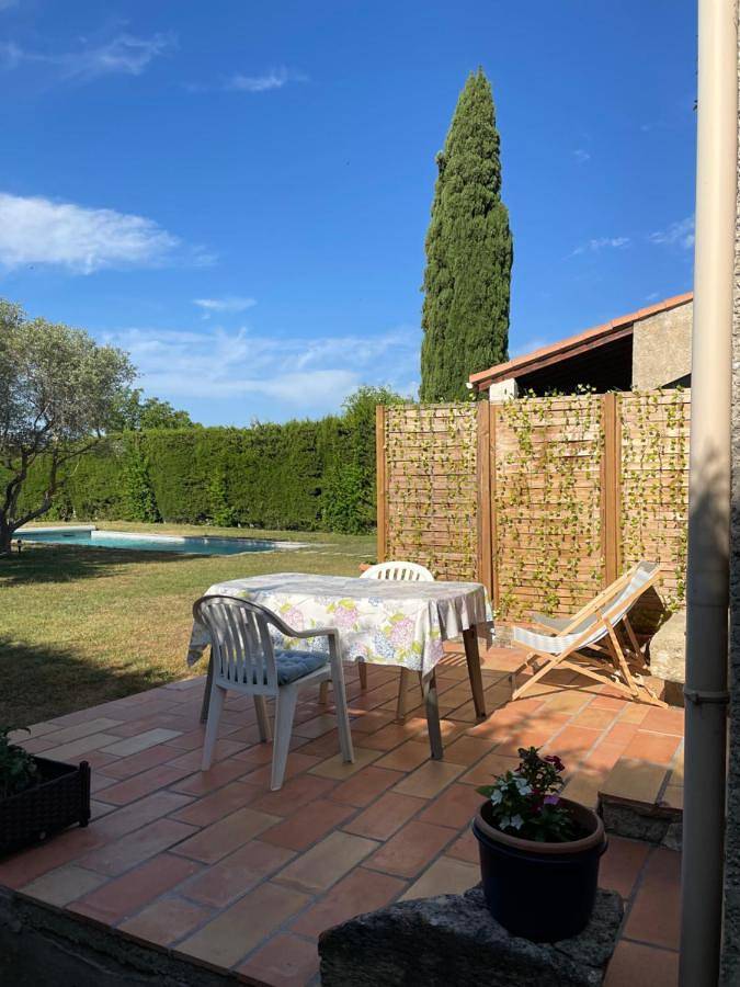 Gîte pour 2 personnes, avec vue ainsi que piscine et terrasse à La Barben - 2