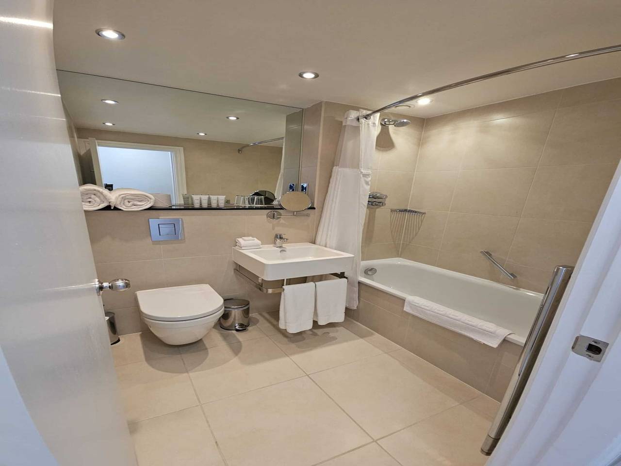 Ganze Wohnung, Palms Hotel & Retreat By Palette|Sta Twin in Havering, London
