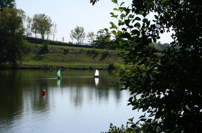 Location de vacances pour 6 personnes, avec jardin et bassin pour enfant ainsi que piscine et vue à Pomeys - 4
