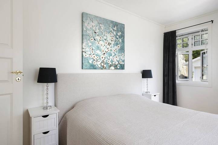 Ganze Wohnung, Peaceful countryside apartment near Ålesund. Fjord & Mountain views & garden in Skodje