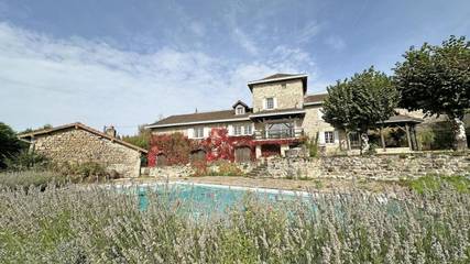 Gîte pour 14 personnes, avec jardin et piscine à Ambazac