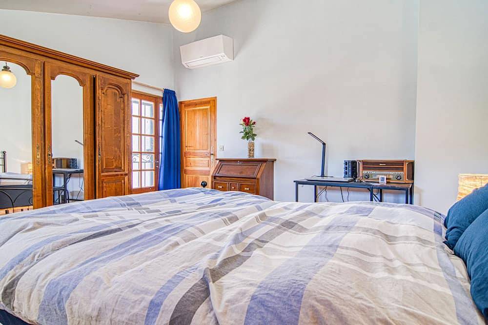 La maison aux volets bleus in Entrecasteaux, Brignoles region