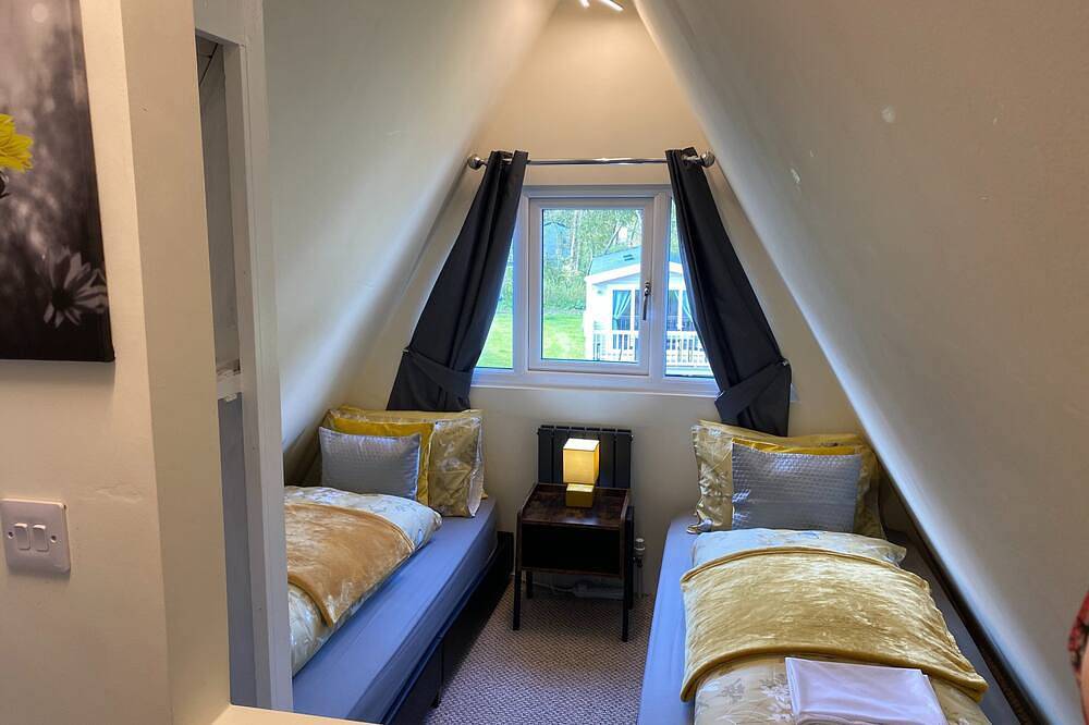 Widgeon is prime location on duck lake, bbq & Large Hot Tub with private fishing @tattershall lakes in Tattershall, Lincolnshire