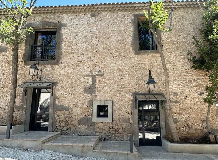 Gîte pour 8 personnes, avec terrasse ainsi que piscine et jardin