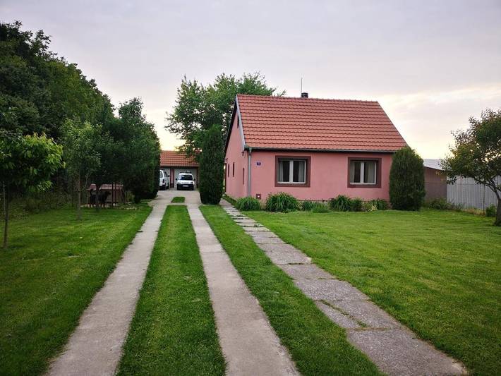 Location de vacances pour 6 personnes, avec jardin à Novi Sad