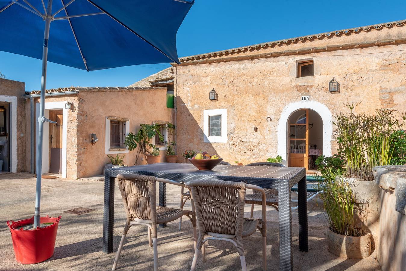 Charmantes Ferienhaus Can Bonjesus mit Bergblick, Wlan, Garten und Terrasse; Parkplätze vorhanden, Haustiere erlaubt in Es Carritxó, Felanitx