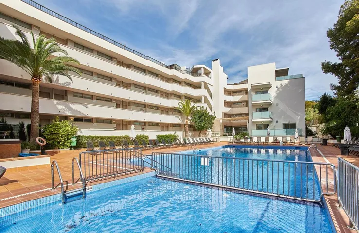 Hotel para 4 personas, con piscina y balcón - 1