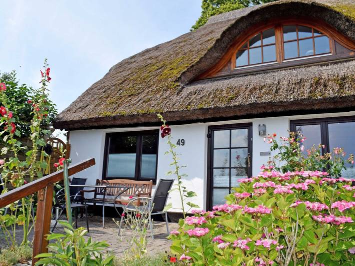 Ganze Ferienwohnung, Ferienhaus mit Reetdach und ruhiger Lage in Groß Zicker, Mönchgut
