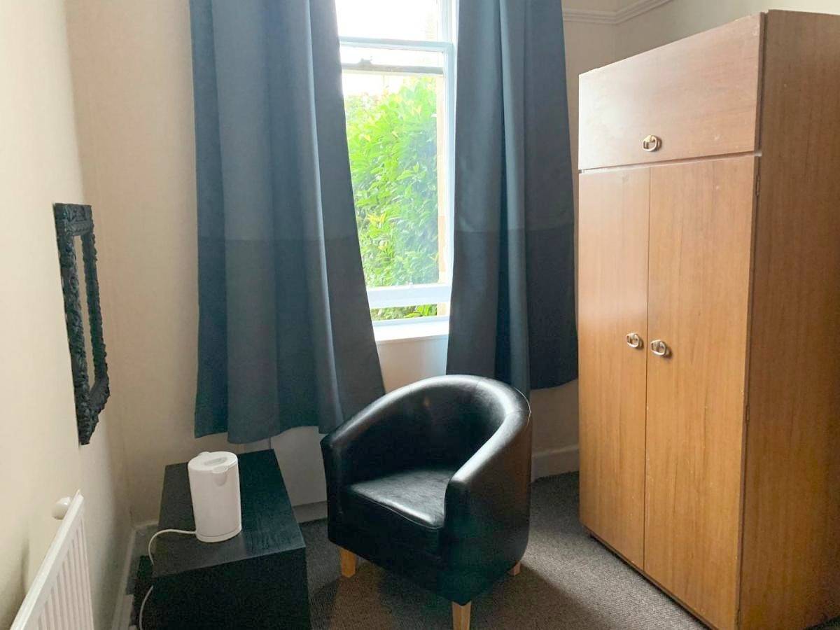 Double Room with Shared Bathroom in Leith, Edimburgo