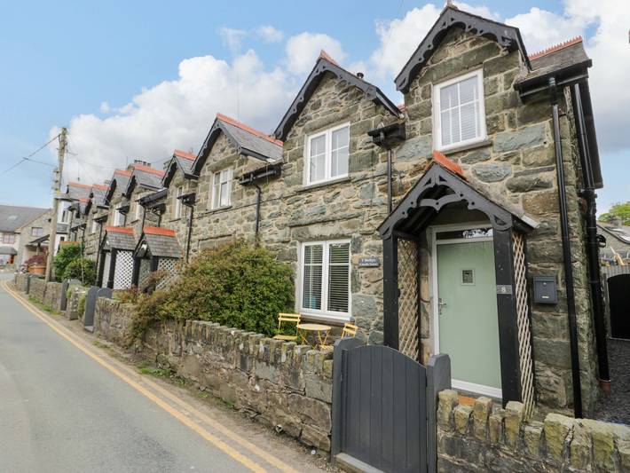 Cottage for 4 people, with Garden in Llanbedr