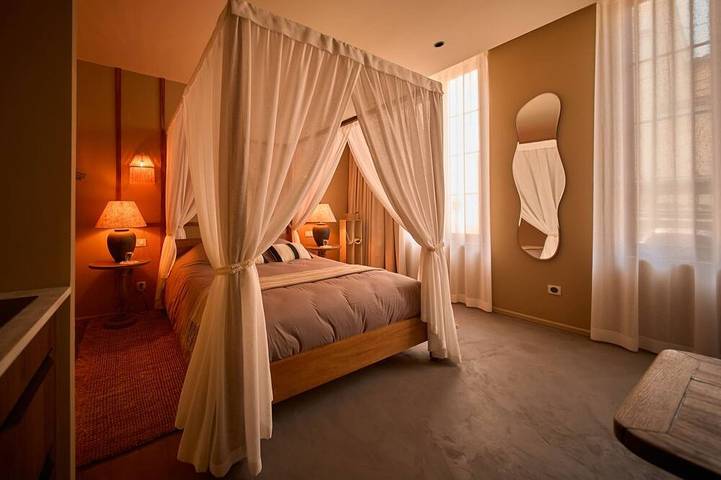 Appartement entier, Suite Bahia • Jacuzzi privé & climatisation au cœur du centre ville de Cognac in Cognac, Charente