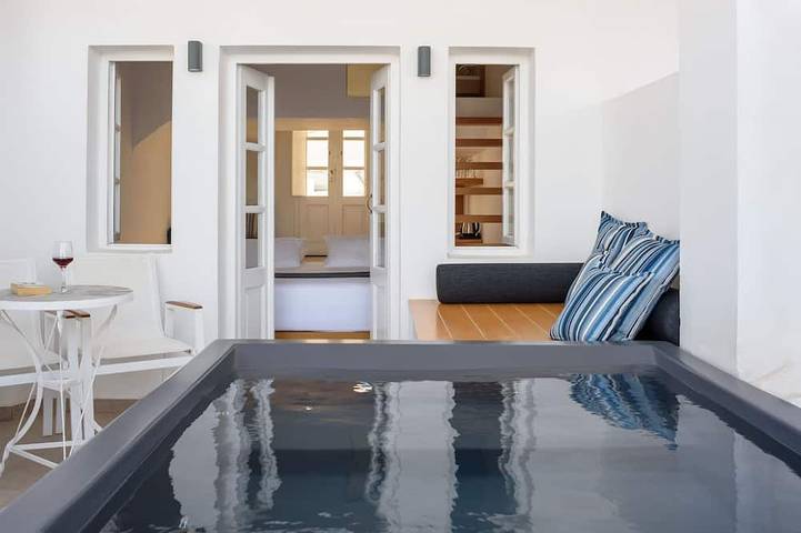 Muses Cycladic Suites - Zweistöckige Maisonette mit Meerblick & saisonalem Whirlpool in Oia, Santorin