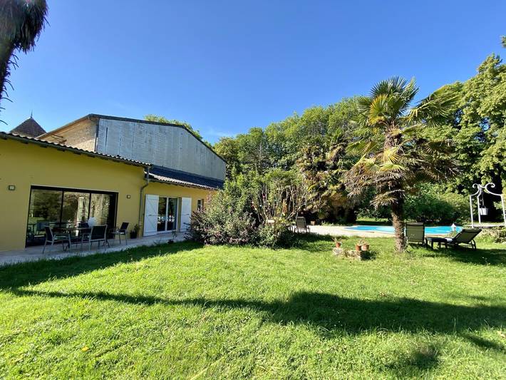 Gîte pour 4 personnes, avec Terrasse ainsi que Jardin et Piscine