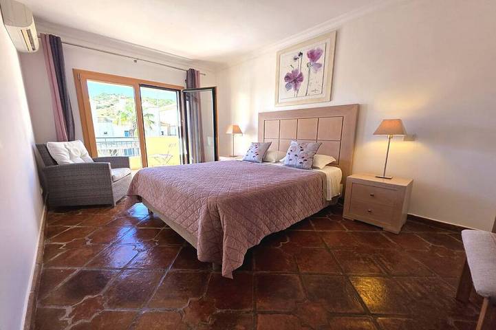 DomusIberica Burgau, 2 Schlafzimmer Haus mit A / C, privatem Pool, zu Fuß zum Strand! in Praia do Burgau, Budens