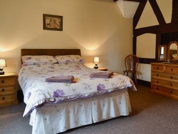 Log Cabin for 8 People in Gloucestershire, Photo 2
