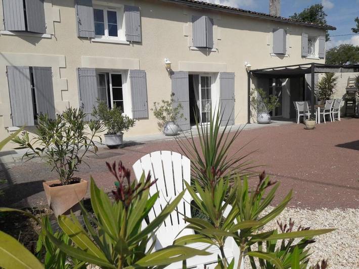 Location de vacances pour 4 personnes, avec Terrasse ainsi que Jardin et Piscine à Chérac