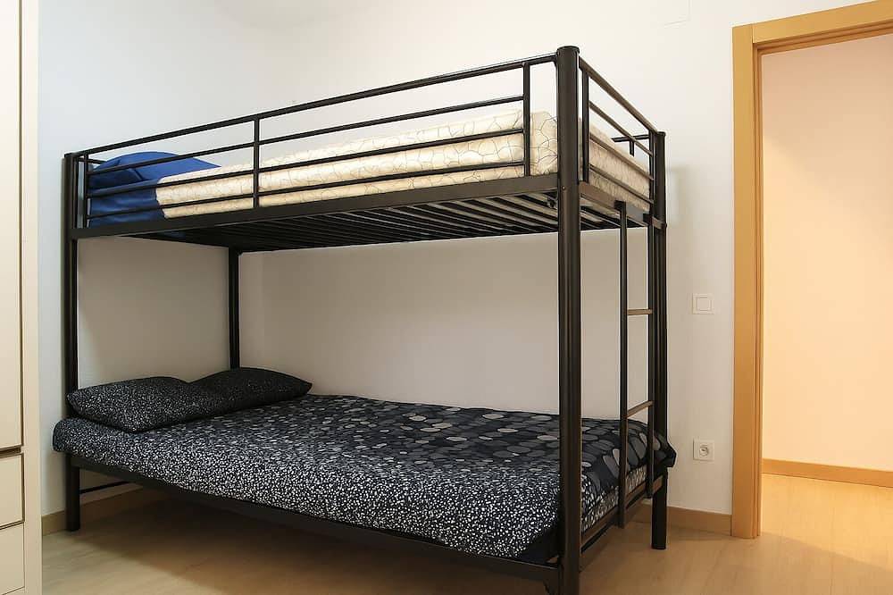 Ganze Wohnung, Modern 2-Bdrm Ground Floor w/Free Parking Wifi Ac Dishwasher Washer/Dryer Metro! in Sant Andreu, Barcelona