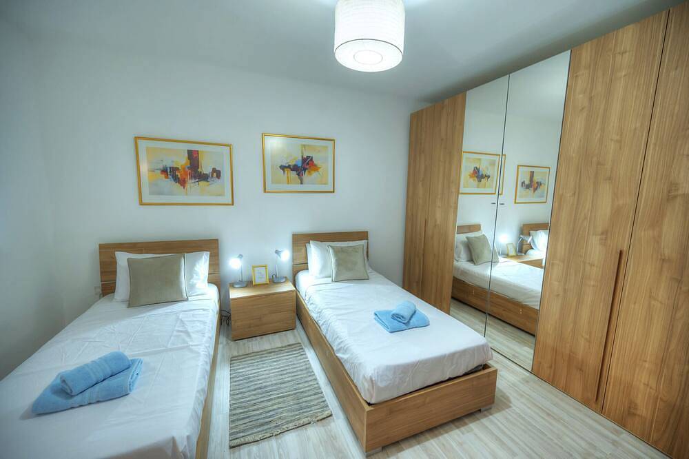Geheel appartement, Spacious seafront 3 bedrooms - balcony Goslm-7 in Sliema, Malta