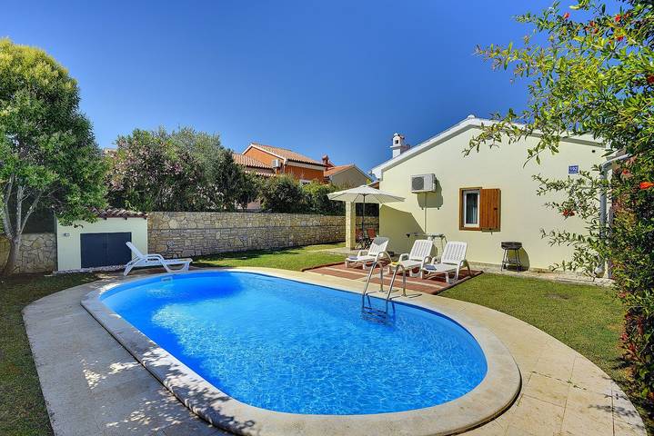 Finca am Strand für 6 Personen, mit Terrasse und Garten sowie Pool in Kroatien