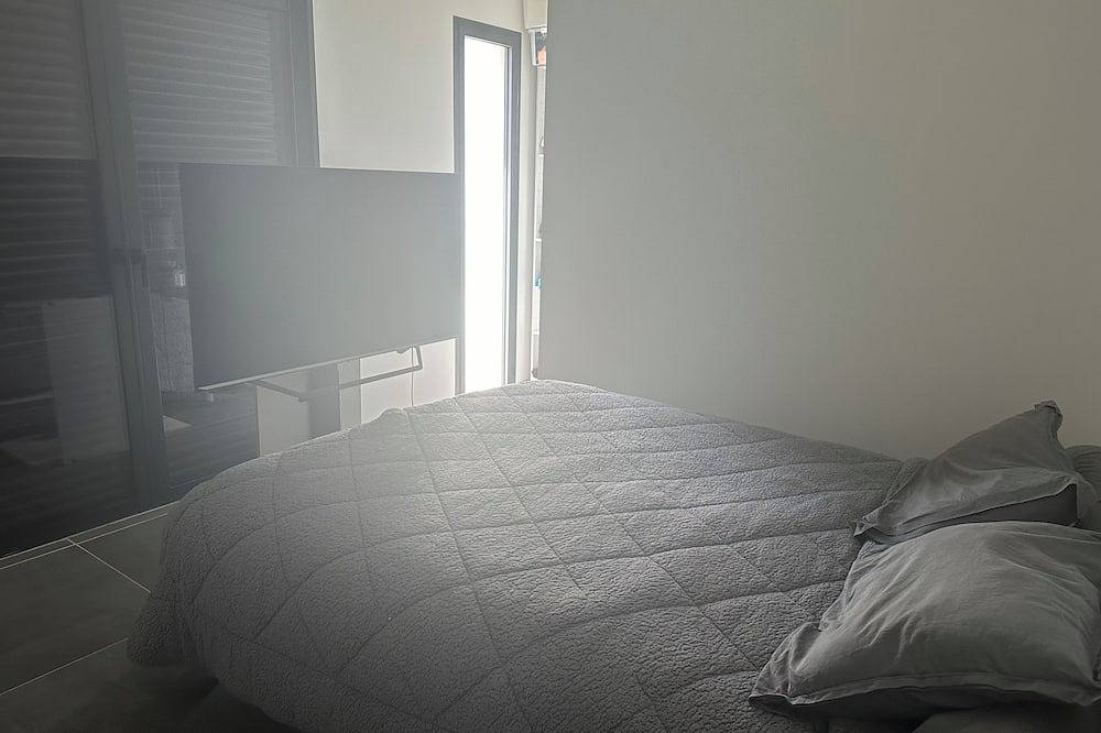 Villa with private pool in a quiet location 10 min from Avignon in Rochefort-du-Gard, Nimes region