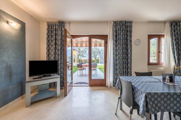 Appartamento intero, Appartamento Bilocale Due Leoni con vista sul lago, piscina, giardino e Wi-Fi in Brenzone, Prealpi Gardesane