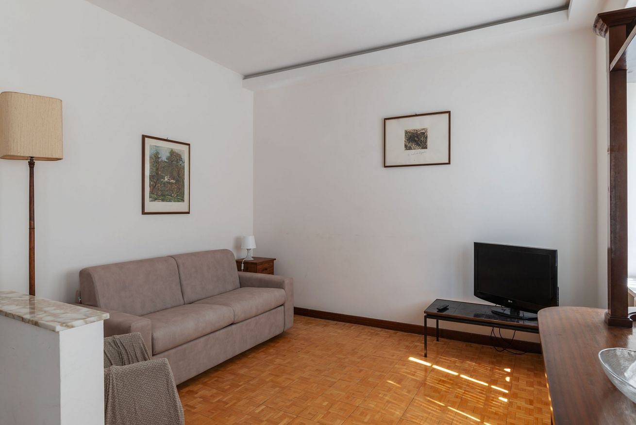 Entire apartment, Guesthost - Bright Balcony Apartment Appiano in Rome, Rome Province