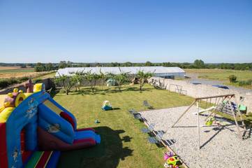 Gîte pour 5 personnes, avec vue ainsi que jardin et piscine à Longues-sur-Mer
