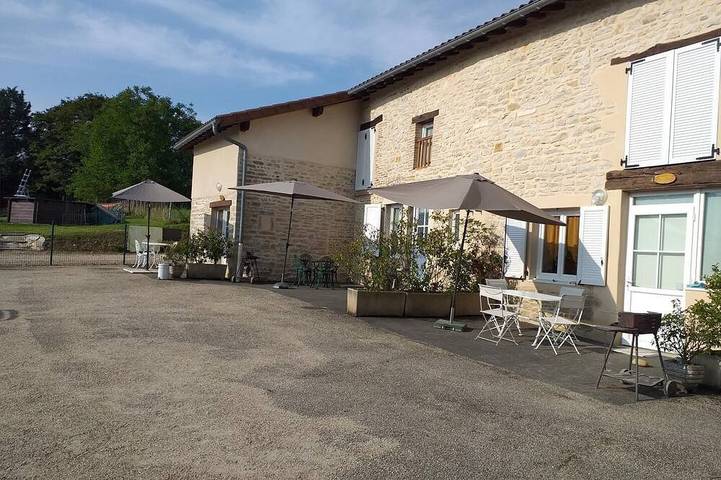 Gîte pour 6 personnes, avec piscine à Tossiat