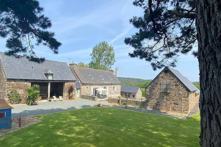 Location de vacances pour 6 personnes, avec jardin et jacuzzi à Ploëzal