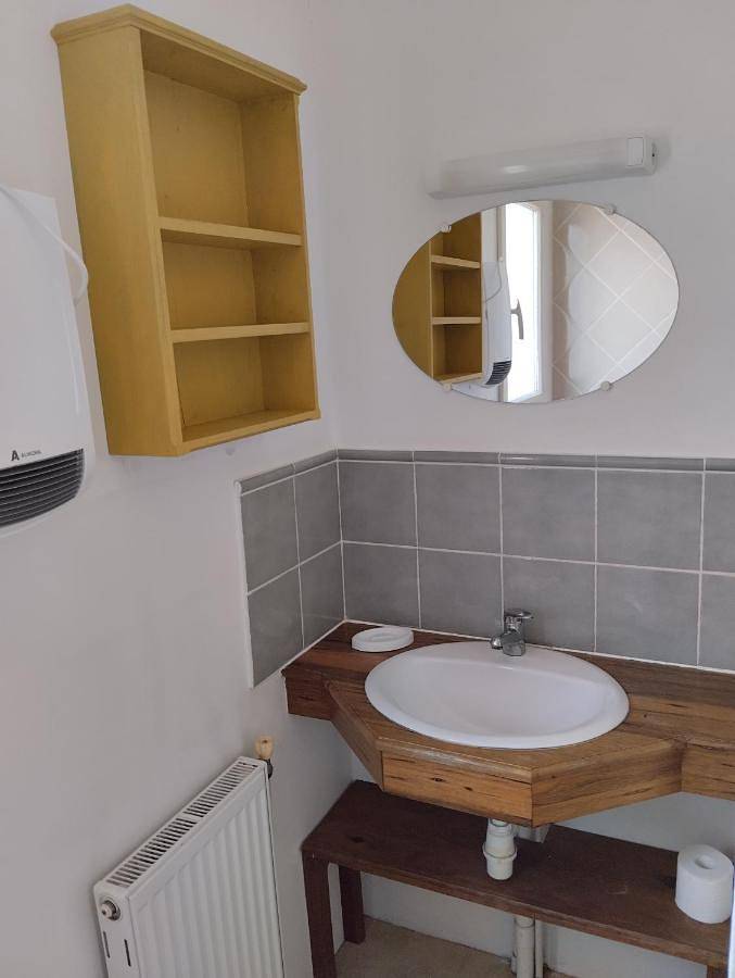 Appartement entier, Studio calme dans les vignes avec piscine in Suze-la-Rousse, Région de nyons