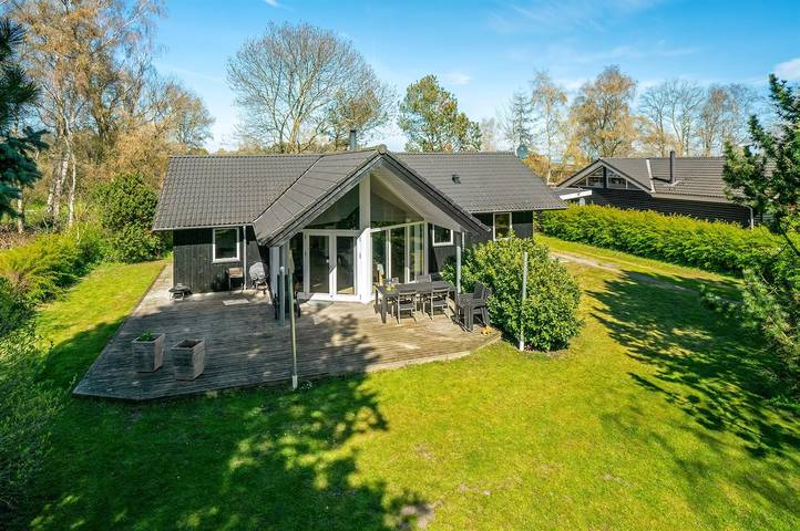 Ferieudlejning for 6 personer, med sauna og jacuzzi såvel som have og terrasse i Spodsbjerg