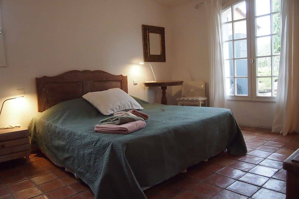 10 persons accommodation: spacious 6 pers villa + 4pers Cabanon in Aups (Provence) in Aups, Brignoles region