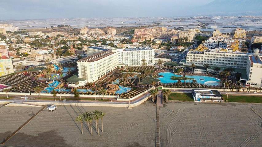 Bungalow para 3 personas, con Balcón y Terraza además de Jardín y Piscina para niños en Roquetas de Mar