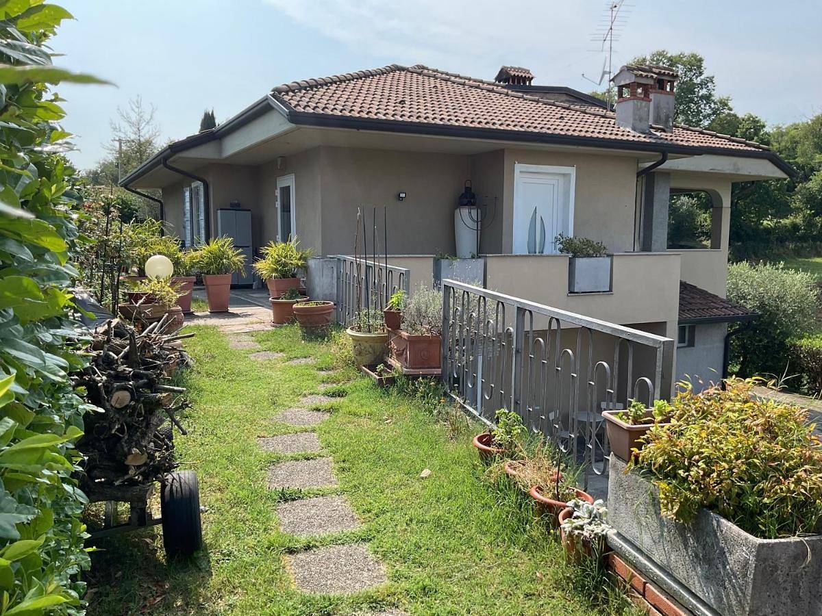 Apartment with lake view and garden in Soiano del Lago, Gardasee-Berge