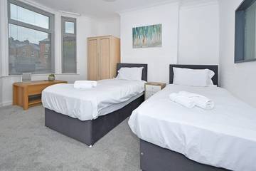 Apartment for 7 People in Crewe, Cheshire, Photo 1